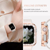 Primer plano de una funda para Apple Watch con cristales de purpurina color oro rosa en la muñeca.