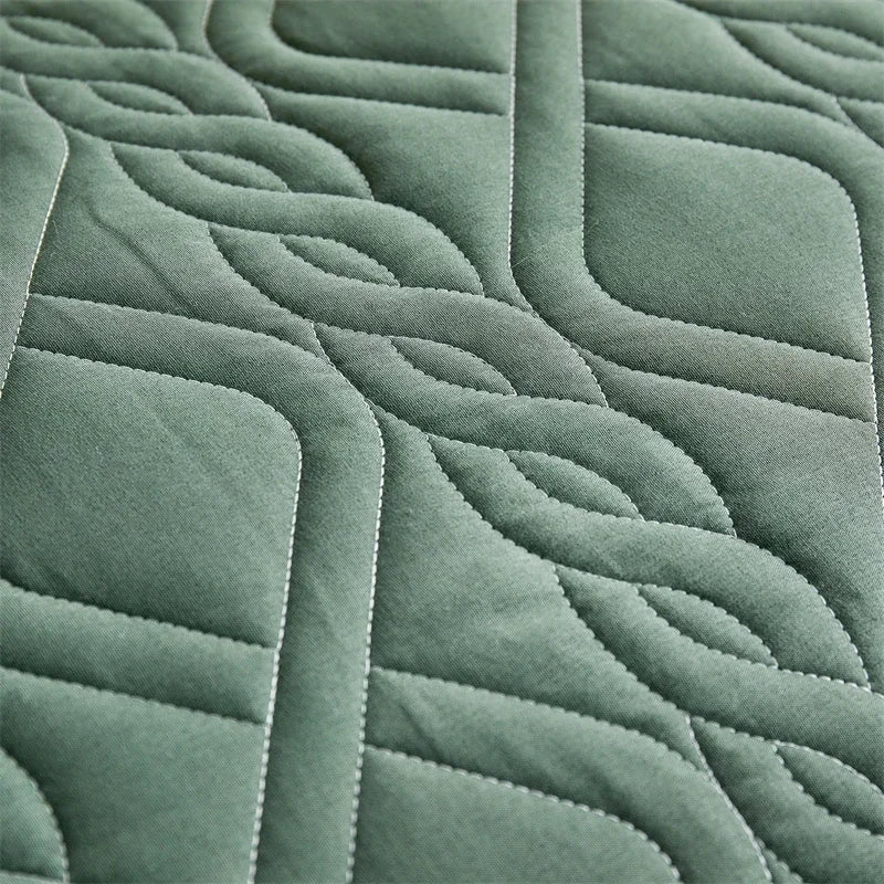 Lightweight All-Season Quilted Bedding Set with Pillow Shams