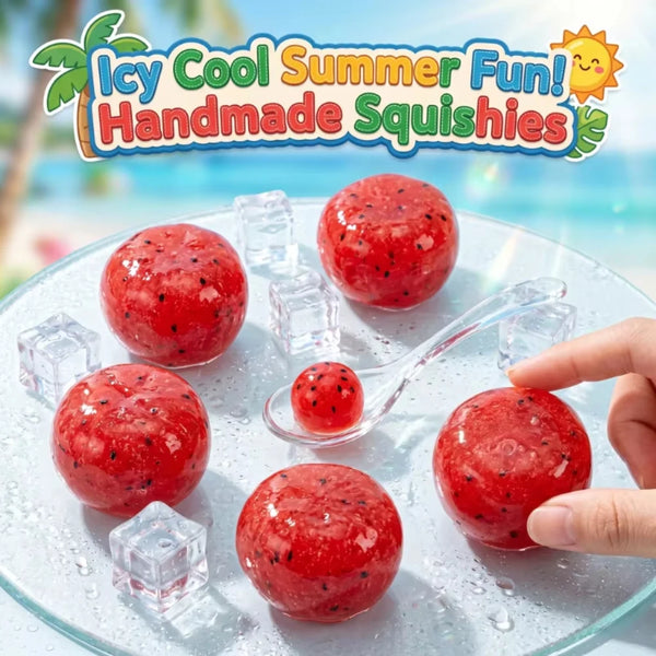 Une collection de jouets squishy à thème pastèque rouge posés sur une assiette en verre transparent.