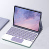 Silberfarbenes iPad mit passender Bluetooth-Tastaturhülle, das eine Sonnenuntergangsszene anzeigt.