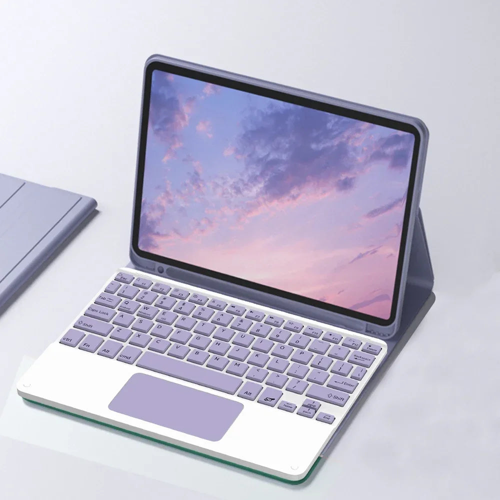 Silberfarbenes iPad mit passender Bluetooth-Tastaturhülle, das eine Sonnenuntergangsszene anzeigt.