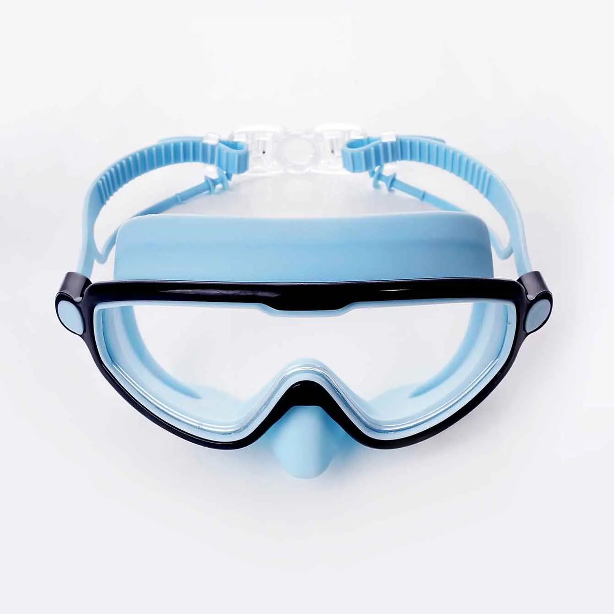 Lunettes de natation bleu clair avec cadre noir et sangle réglable, sur fond blanc.
