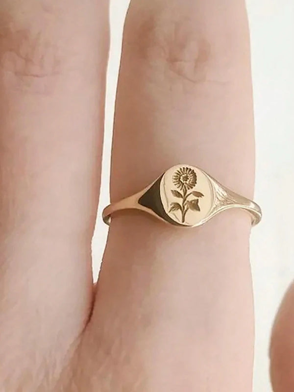 Gros plan d'une bague de fiançailles en argent sterling personnalisée, forme tournesol.