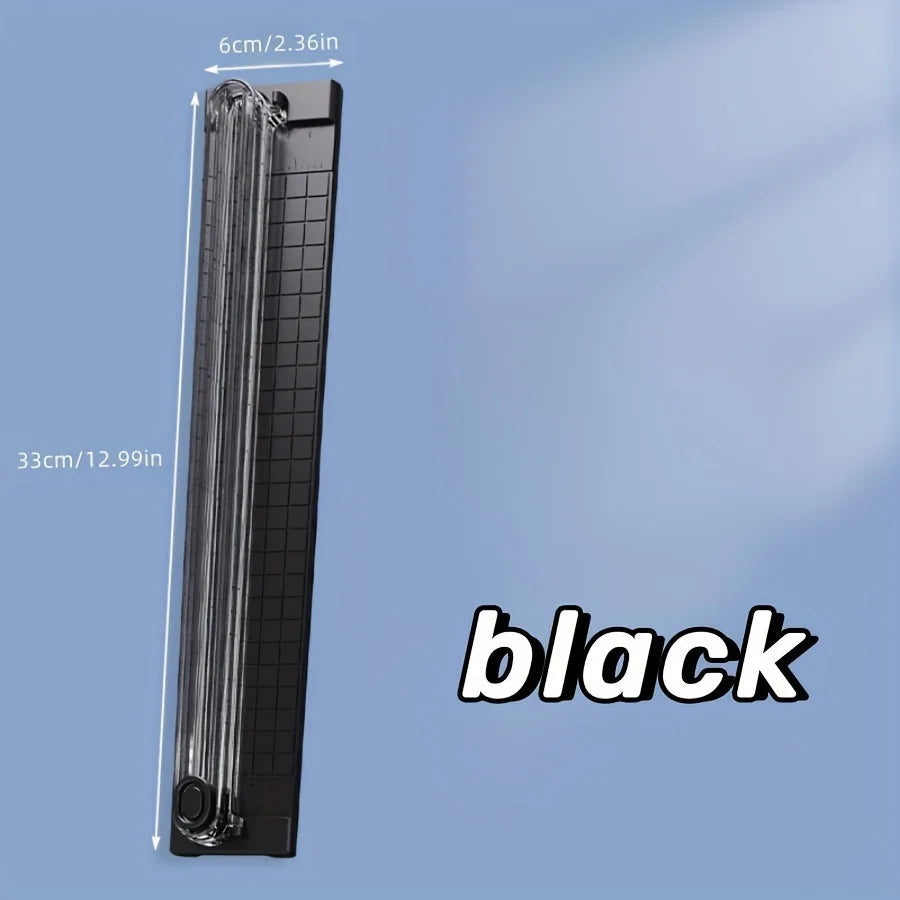Cutter manuel portable noir, dimensions 6cm/2.36in et 33cm/12.99in.