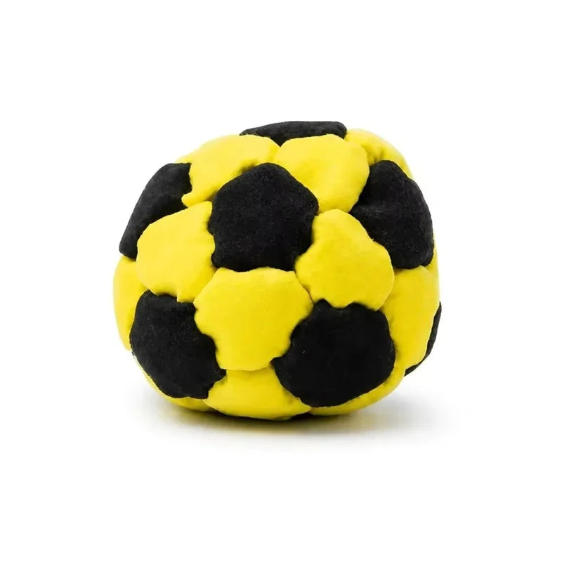 Balle hacky sack crochet faite à la main avec des sections jaunes et noires alternées.