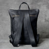 Schwarzer, echter Kuhfell-Rucksack von hinten.