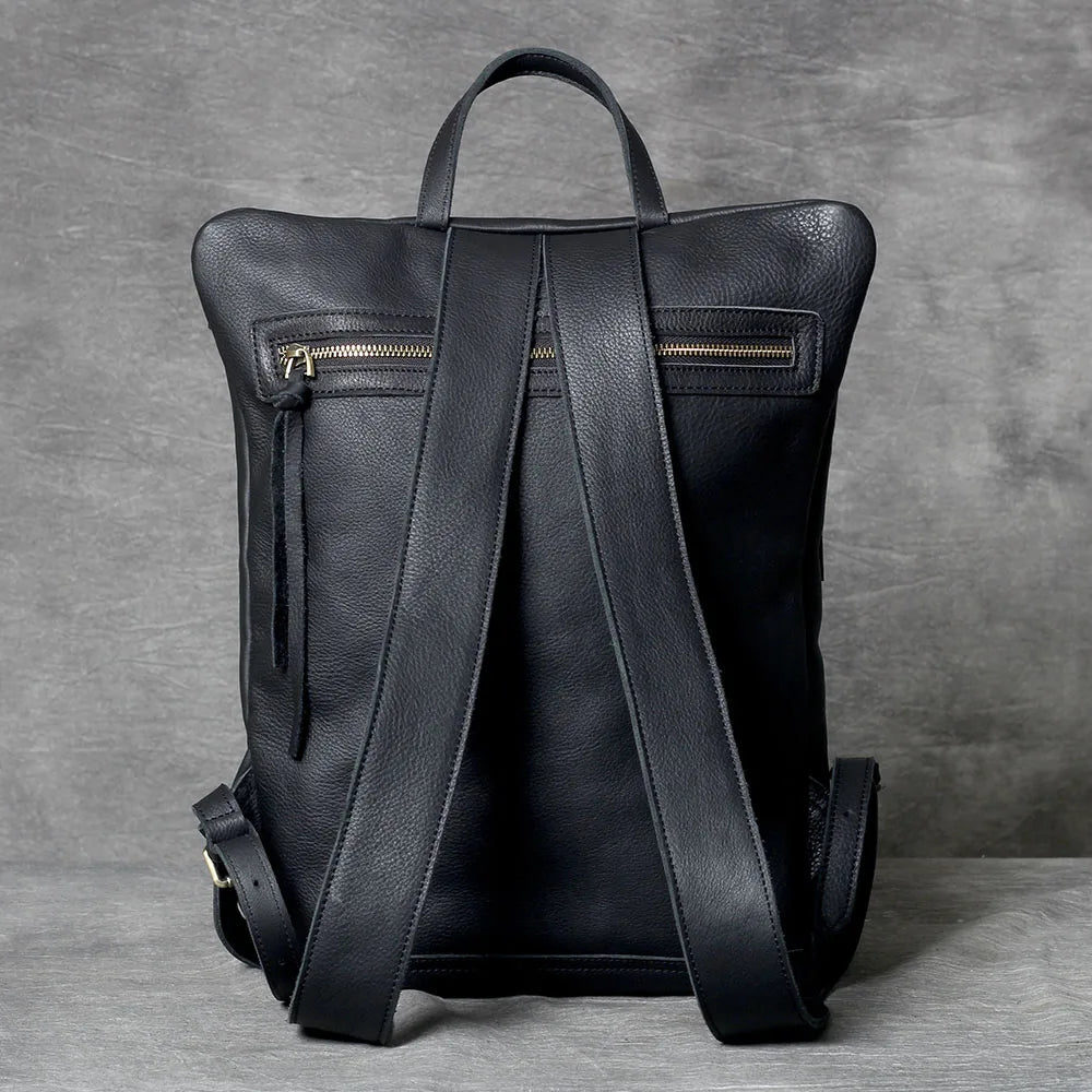 Schwarzer, echter Kuhfell-Rucksack von hinten.