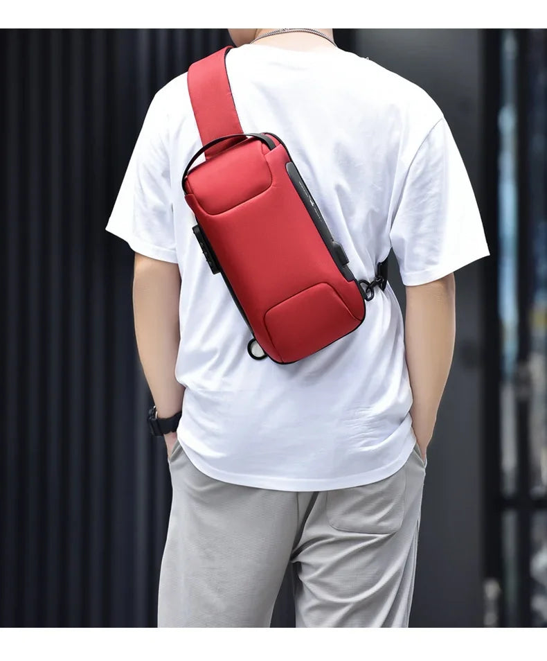 Un hombre lleva una bolsa cruzada roja en una camiseta blanca.