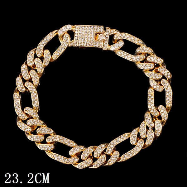 Bracelet cubain à maillons doré et serti de diamants, sur fond noir.