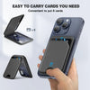 Eine Hand hält einen dunkelgrauen magnetischen Wallet-Handyhalter für ein iPhone, mit sechs Karten darin.