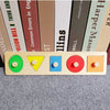 Un set de blocs Montessori en bois avec des formes géométriques colorées comme un cercle, un triangle et un carré.