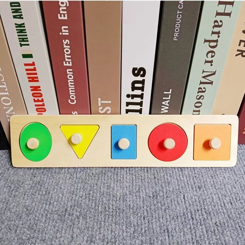 Un set de blocs Montessori en bois avec des formes géométriques colorées comme un cercle, un triangle et un carré.