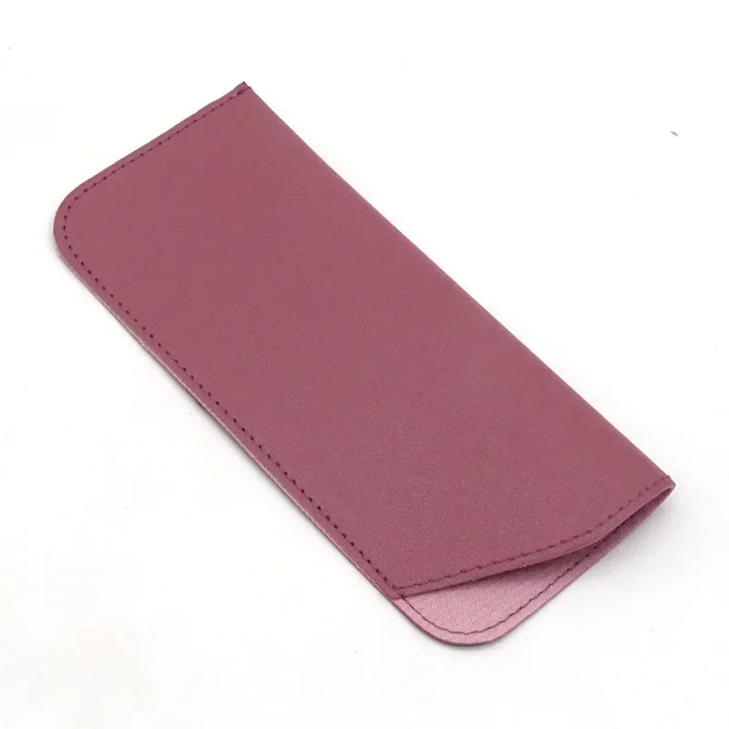 Estuche protector de cuero PU malva para gafas, visto en diagonal.