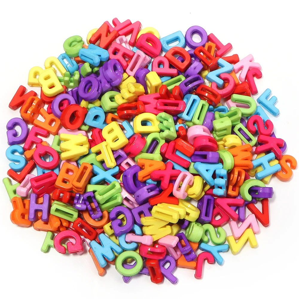 Haufen gemischter Buchstaben-Spacer-Perlen in verschiedenen Farben wie rot, blau, grün, gelb und lila.