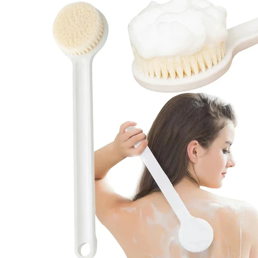 Una mujer aplica crema o loción en su piel con un cepillo de espalda ergonómico de mango largo.