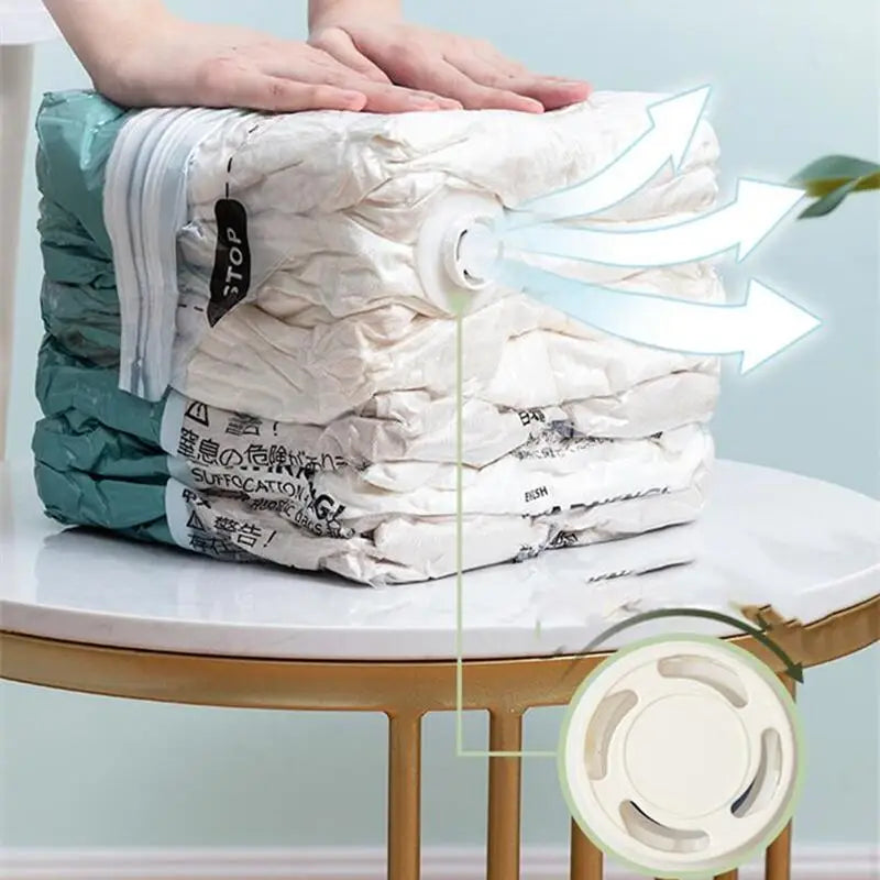Une pile d'articles en tissu blanc, probablement des vêtements ou de la literie, est compressée dans un sac de stockage trans