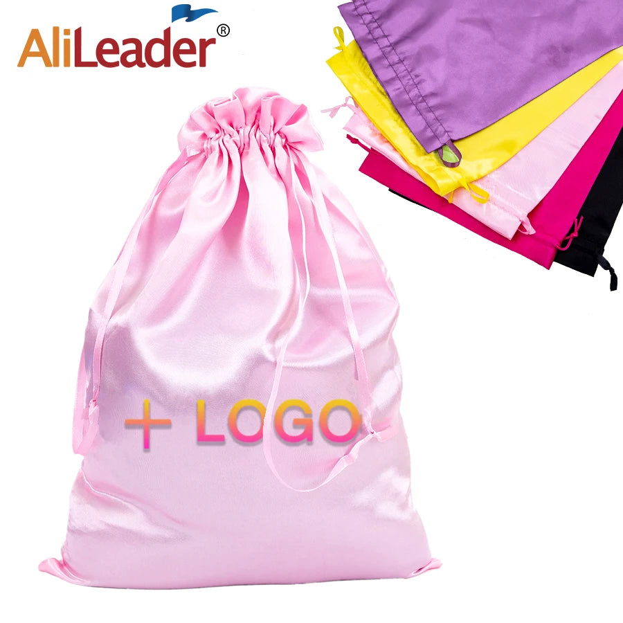 Pinker Satin-Aufbewahrungstasche mit Logo und mehrere bunte Stofftaschen daneben.