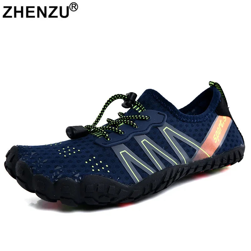 Un par de zapatos de agua rápidos azul oscuro y negro con suelas de drenaje, vistos de lado.
