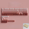 Nahaufnahme von Farbverlauf-PBT-Tasten für eine mechanische Tastatur, die verschiedene bunte Tasten in Reihen zeigt.