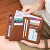 Portefeuille bi-pliable en cuir marron avec protection RFID, tenu par une personne.