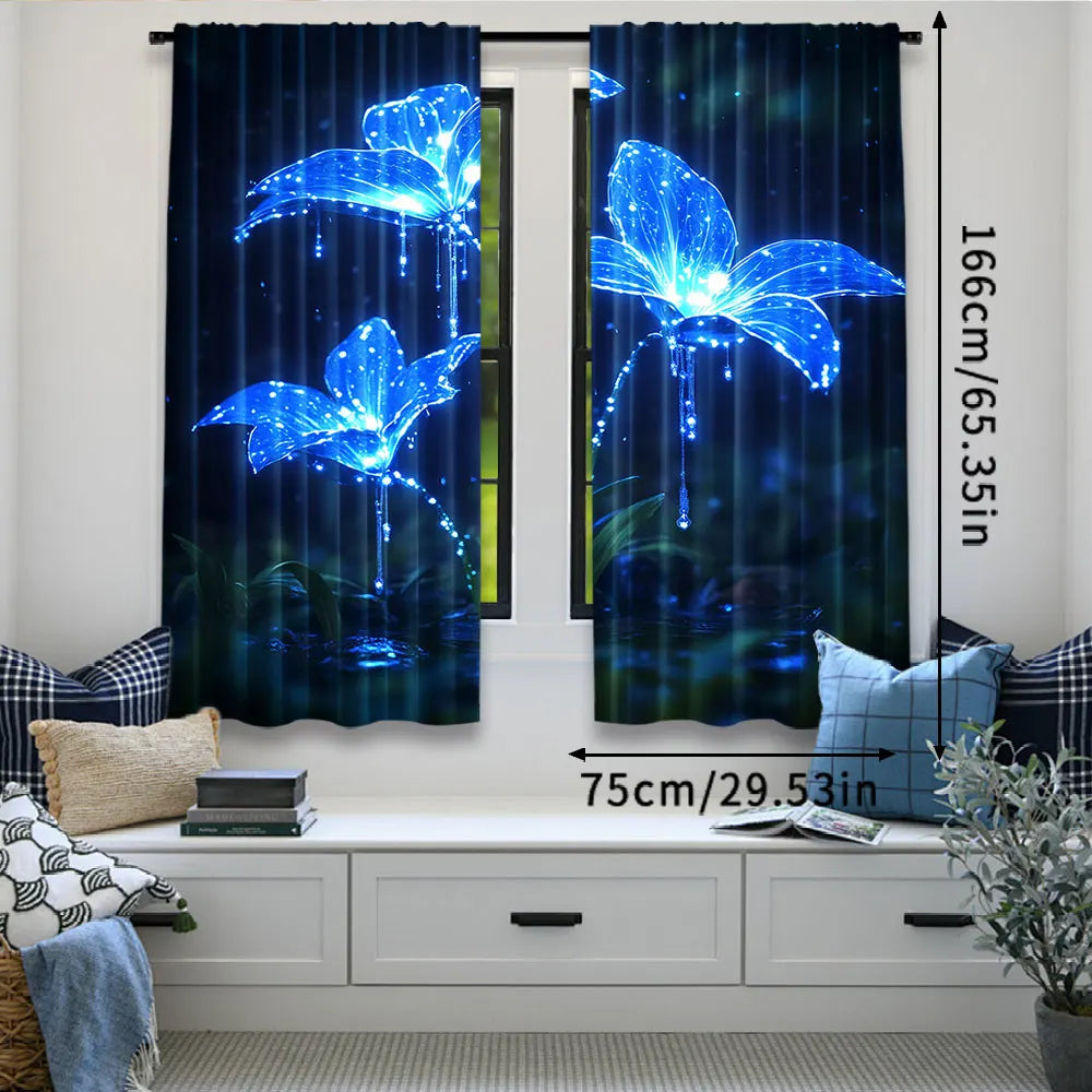 Rideaux bleus foncés transparents avec des motifs floraux de lys de la vallée bleus lumineux.