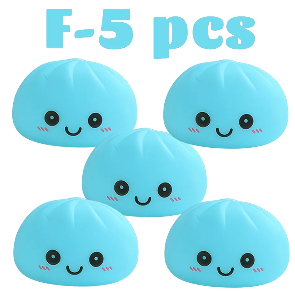 Cinco juguetes blandos azules claros en forma de dumplings con caras lindas