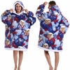 Eine Frau modelliert einen blau-roten Patchwork-Fleece-Hoodie mit Adlergrafiken.