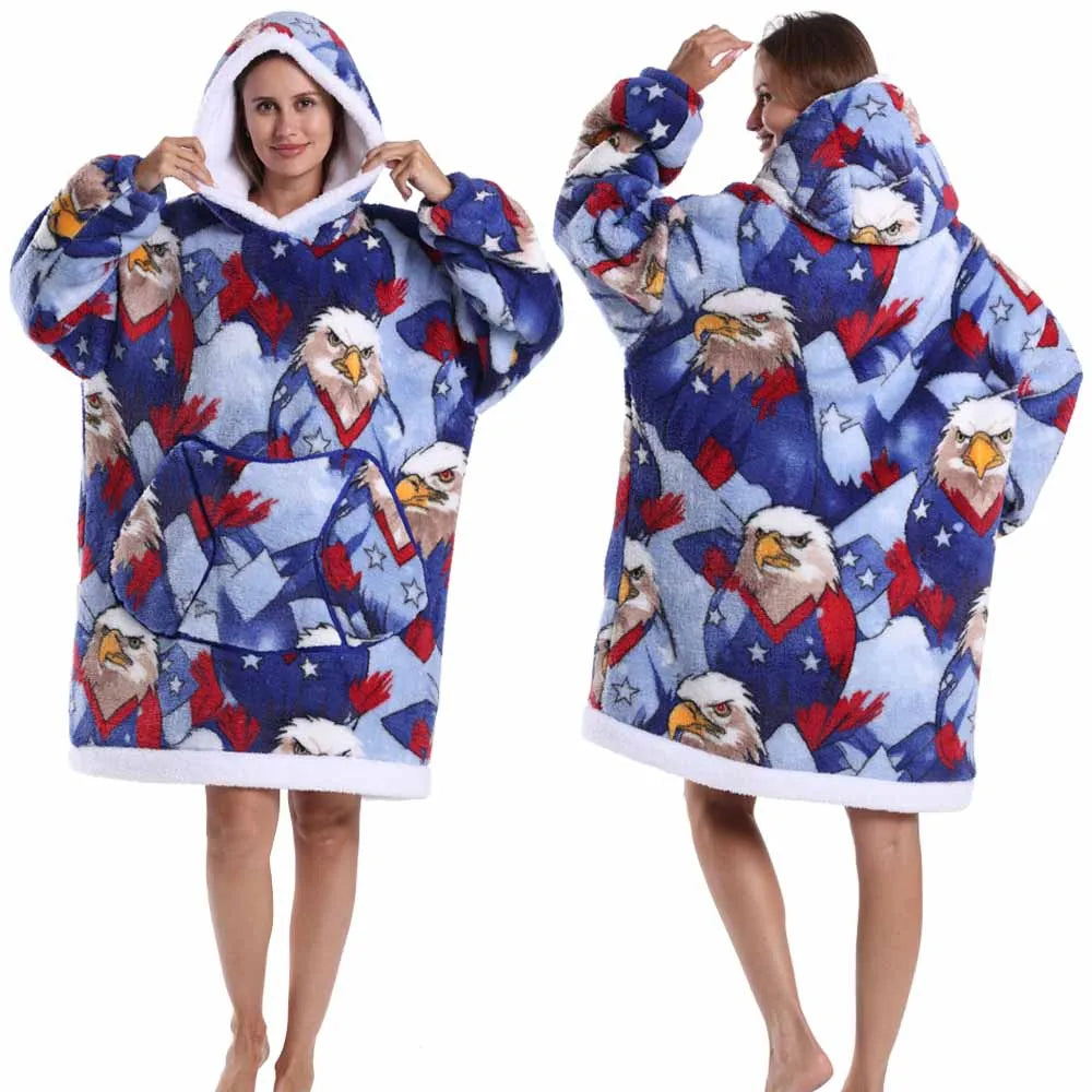 Eine Frau modelliert einen blau-roten Patchwork-Fleece-Hoodie mit Adlergrafiken.