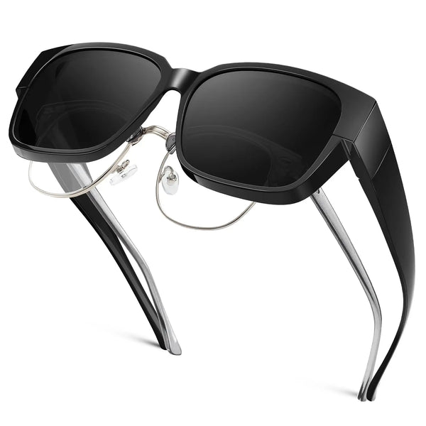 Gafas de sol negras con brazos y lentes plateados, mostradas contra un fondo blanco
