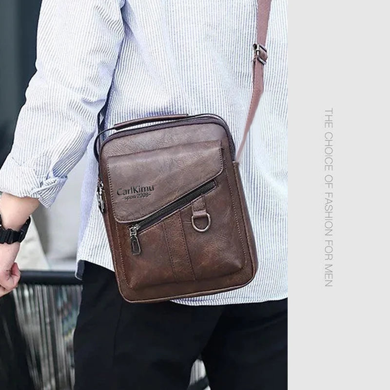 Un sac bandoulière en cuir PU marron style vintage porté par une personne à chemise rayée.