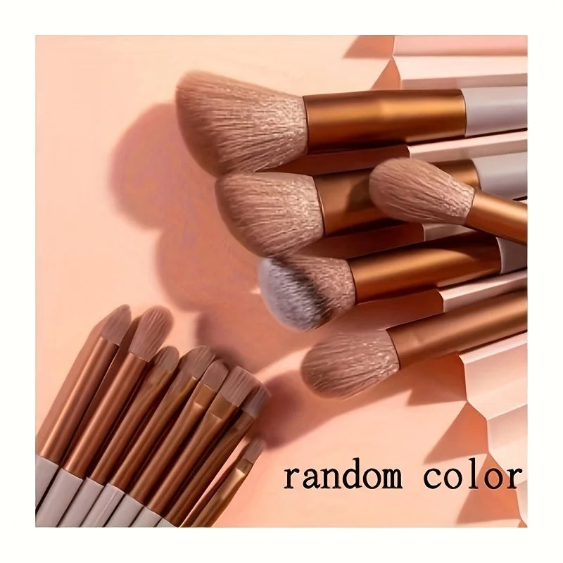 Set luxuriöser veganer Make-up-Pinsel in Roségold- und Nude-Tönen auf rosa Hintergrund