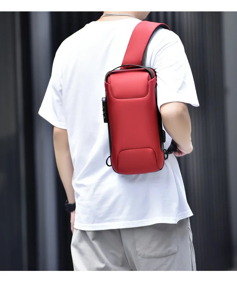 Un hombre con una camiseta blanca sostiene una bolsa cruz multifuncional roja antirrobo.