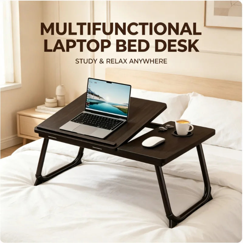 Una cama-escritorio multifuncional de madera oscura sobre una cama blanca con una laptop plateada abierta encima.