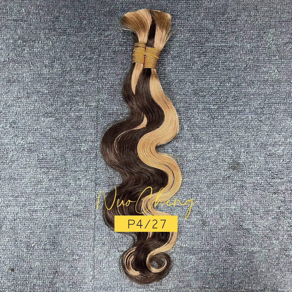Un paquet de cheveux blonds en vague à tisser est exposé sur un fond gris texturé.