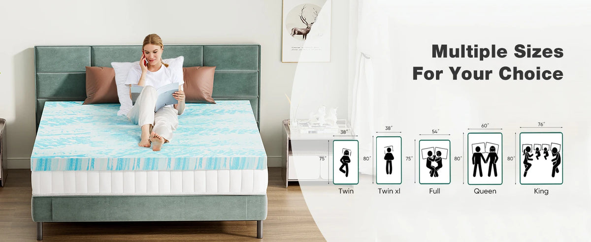 Una mujer está sentada en un colchón memory foam verde azulado con varios tamaños a elegir.