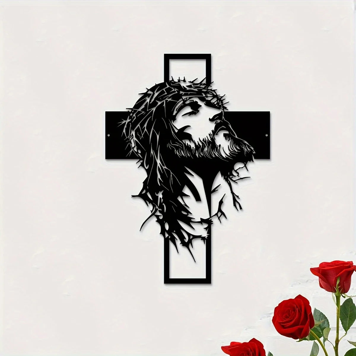 Silhouette noire de la tête et de la barbe de Jésus dans une forme de croix sur un mur blanc, art mural