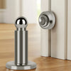 Silberner magnetischer Türstopper mit kugeliger Griffl und zylindrischer Basis, neben einem weißen Türrahmen.
