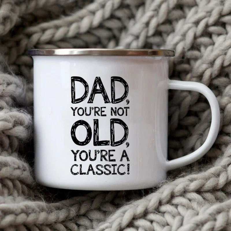 Tasse à café émaillée blanche avec texte noir disant : Papa, tu n'es pas vieux, tu es un classique