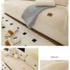 Housse de canapé sherpa beige avec accents gris et crème, affichée sur un canapé de salon.