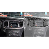 Gros plan du compteur et de la garniture d'aération en fibre de carbone d'un Dodge Charger intérieur.