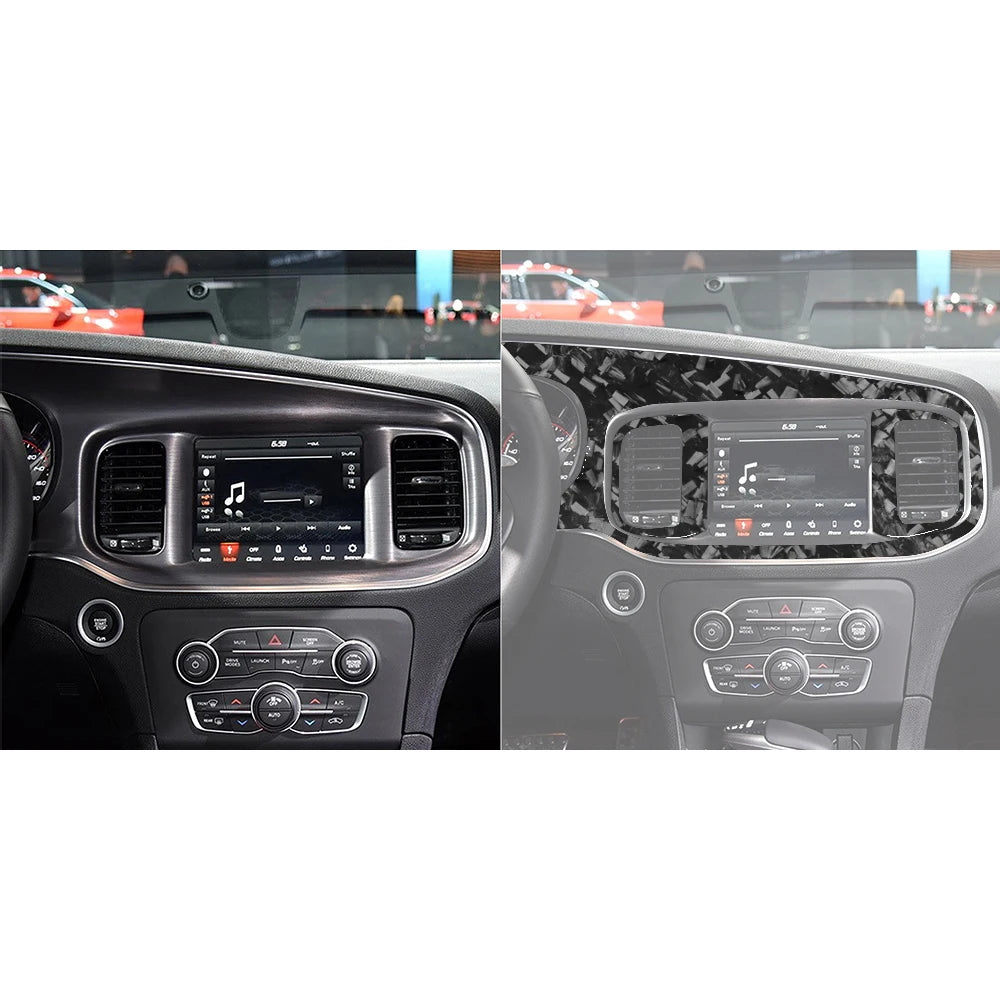 Gros plan du compteur et de la garniture d'aération en fibre de carbone d'un Dodge Charger intérieur.