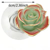 Moule en silicone en forme de rose, avec des couches vertes et rouges et des accents dorés.