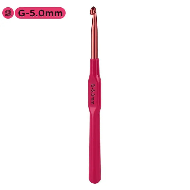 A single G-5.0mm crochet hook with a pink handle.