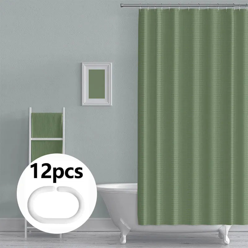 Cortina de ducha botánica moderna en verde oliva con patrón de rayas verticales colgada en un baño.
