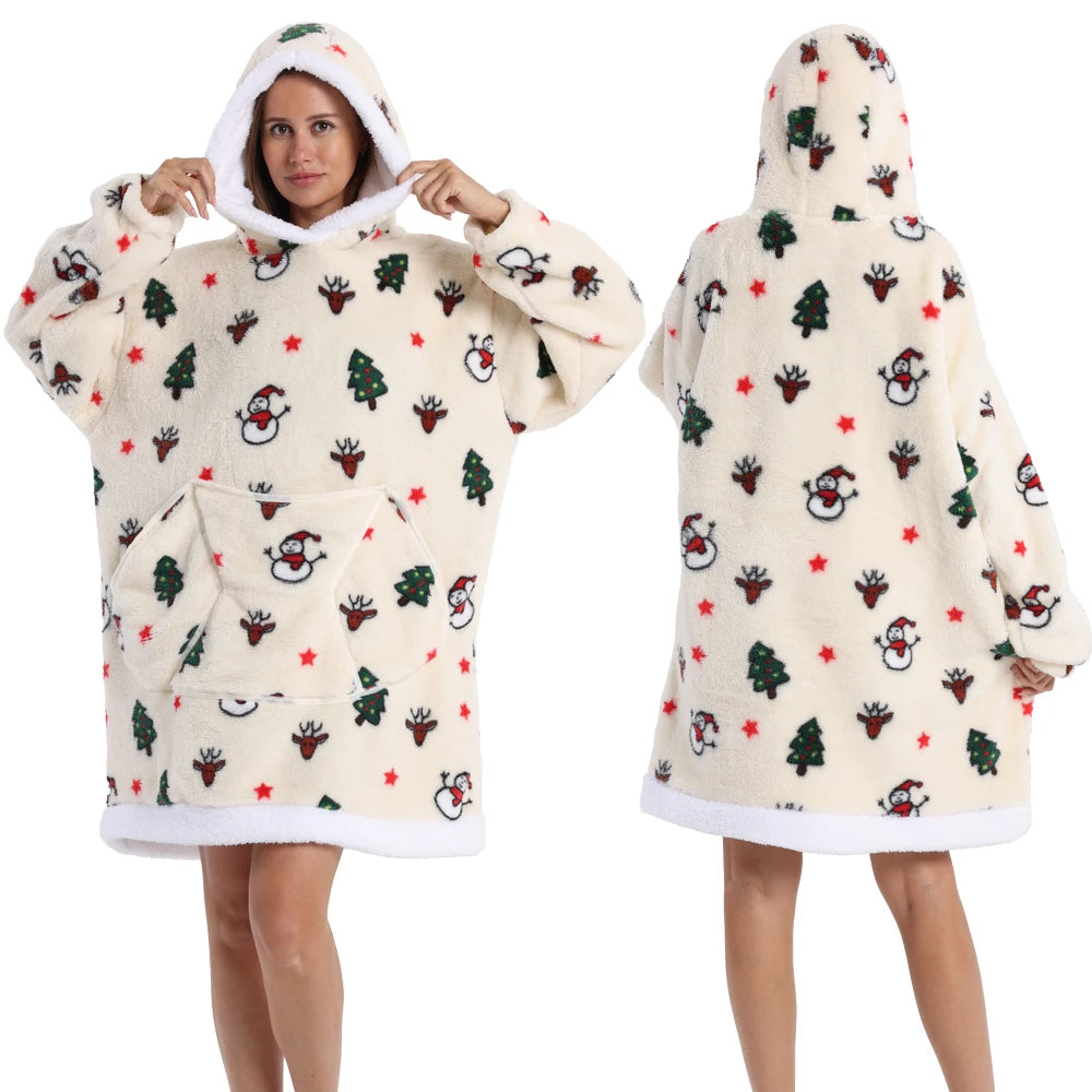 Eine Frau modelliert einen cremefarbenen, patchworkartigen Fleece-Hoodie mit festlichen Weihnachtsmustern und Kapuze.