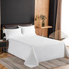 Weiße Premium-Flachbettdecke auf einem Bett mit dunkelgrauen Wänden und Holzschränken.