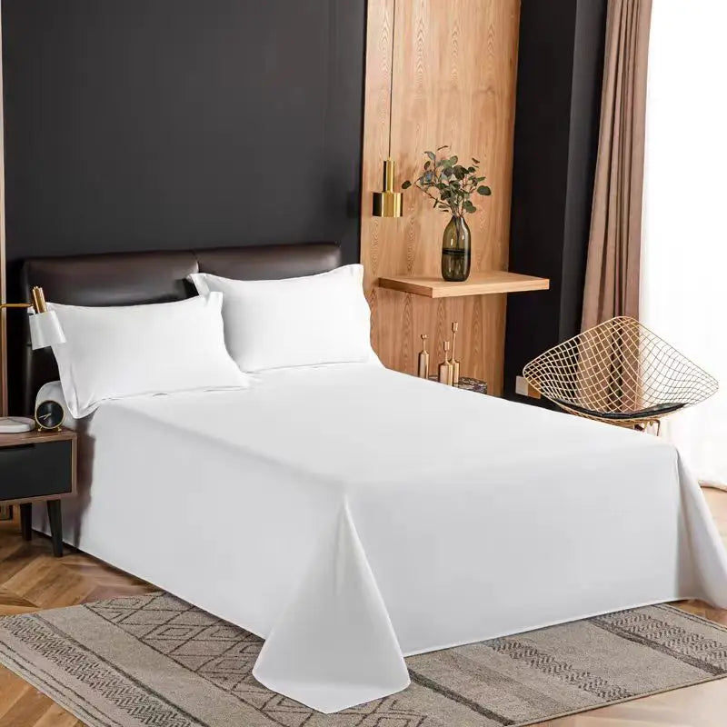 Weiße Premium-Flachbettdecke auf einem Bett mit dunkelgrauen Wänden und Holzschränken.