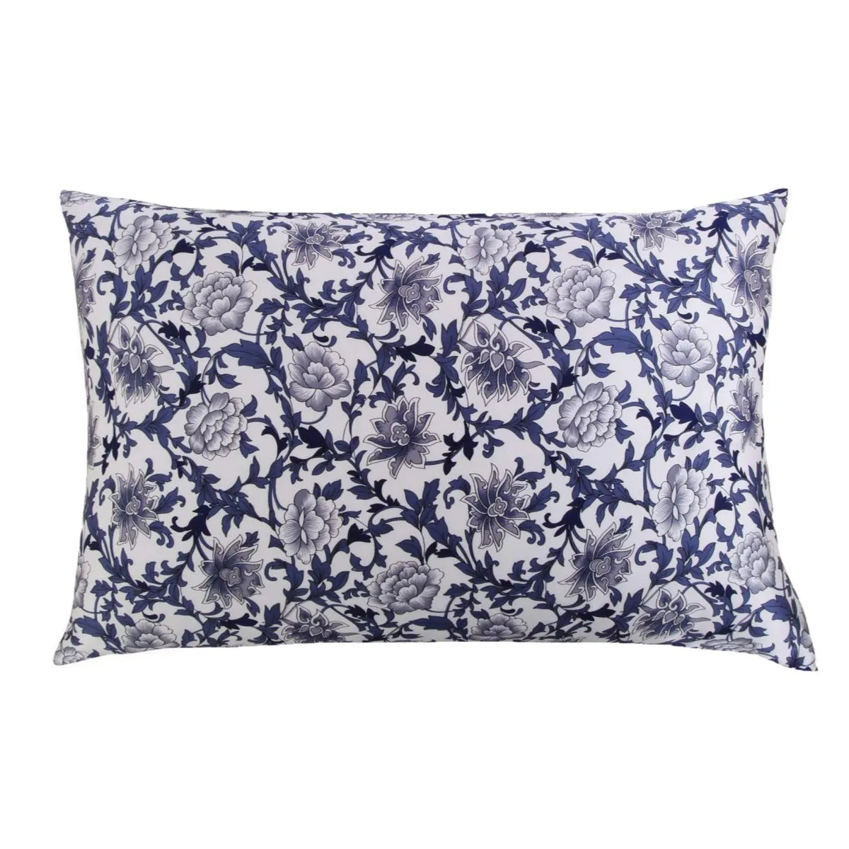 Quadratisches Kissenbezug mit blau-weißem Blumen-Damastmuster auf weißem Hintergrund.