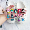Une main tient des charms de chaussures de personnages chibi dans une sneaker blanche.