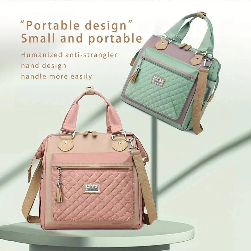Pinke isolierte Thermotasche mit gestepptem Design und braunem Riemen in Nahaufnahme.